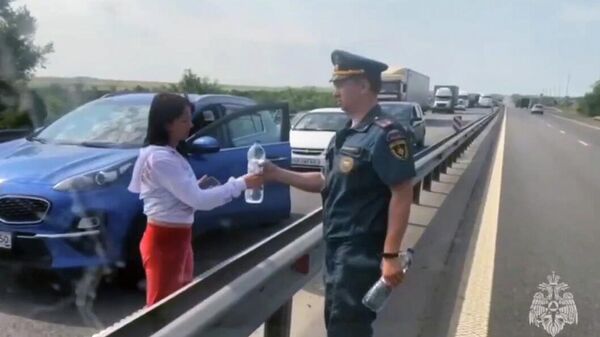 Помощь людям на перекрытой в Ростовской области трассе М4 - Sputnik Казахстан