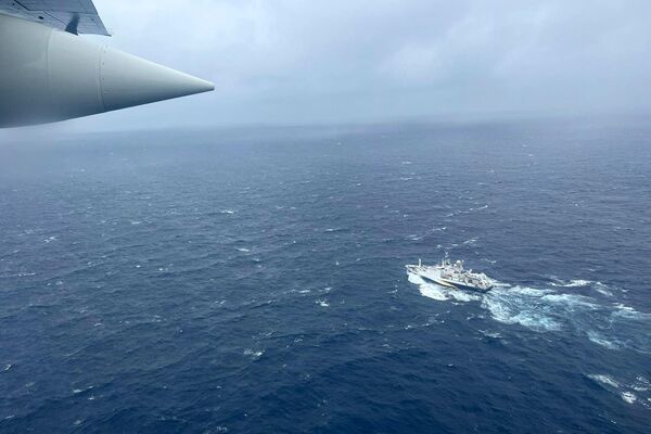 Самолет береговой охраны HC-130 Hercules пролетает над французским исследовательским судном во время поиска подводного аппарата &quot;Титан&quot;. - Sputnik Казахстан