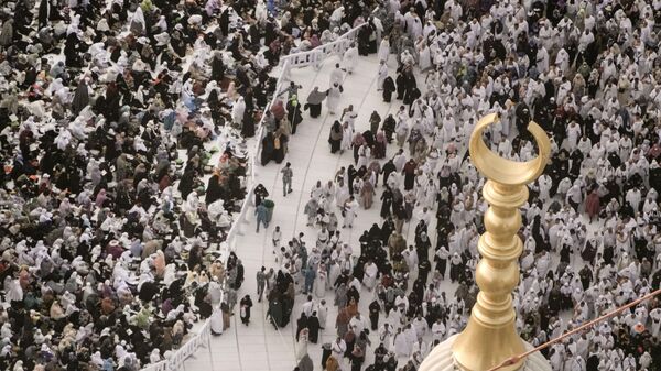 Мусульманские паломники готовятся к молитве на закате в Большой мечети во время ежегодного паломничества в Мекке - Sputnik Қазақстан