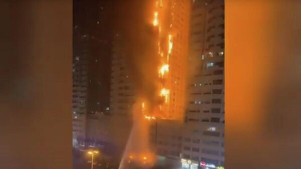 Пожар в небоскребе в ОАЭ - видео - Sputnik Казахстан