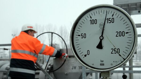 Сотрудник поворачивает вентиль газопровода газохранилища - Sputnik Қазақстан