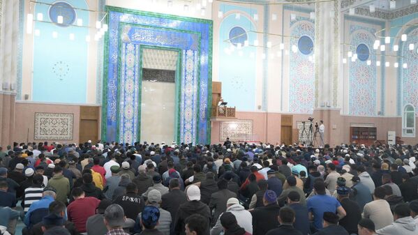 В праздник мечеть нужно посетить обязательно, позвать в гости или самим навестить родственников и друзей, сделать близким людям подарки. - Sputnik Казахстан
