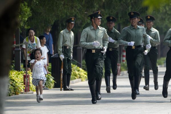 Девочка  марширует вместе с ротой почетного караула в в жаркий день в Пекине, Китай.  - Sputnik Казахстан
