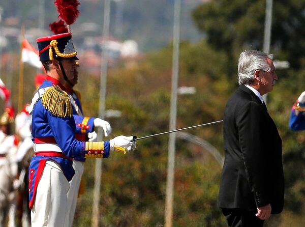 Президент Аргентины Альберто Фернандес осматривает почетный караул по прибытии во дворец Планальто в Бразилии.  - Sputnik Казахстан