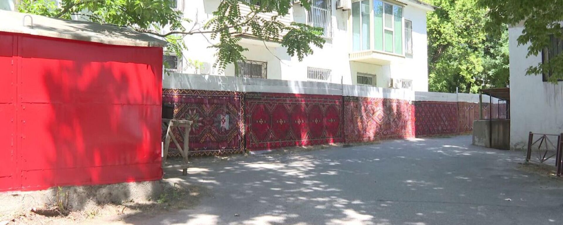 Старинные ковры украсили заборы в Шымкенте - Sputnik Казахстан, 1920, 08.07.2023