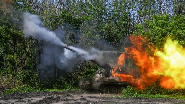 Боевая работа самоходной гаубицы 2С19 Мста-С с закрытых огневых позиций в ЛНР - Sputnik Казахстан