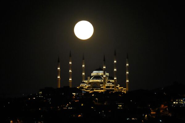 Суперлуние восходит за мечетью Камлика в Стамбуле, Турция. - Sputnik Казахстан