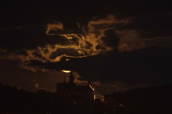 Луна восходит за замком Вернигероде близ гор Гарц, Германия. - Sputnik Казахстан