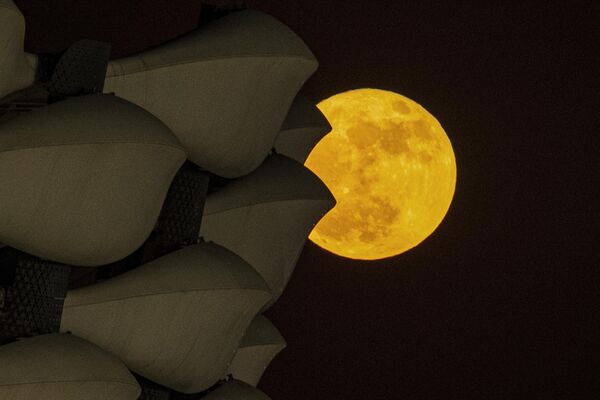 &quot;Бычья луна&quot; над международным стадионом в южном иракском городе Басра.  - Sputnik Казахстан