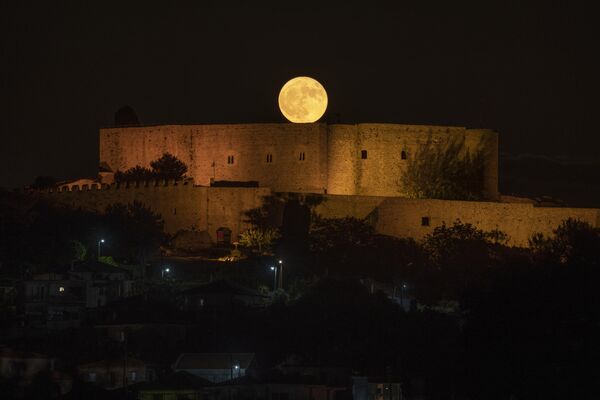 Суперлуние в ночном небе за замком Шлемутси в Греции.  - Sputnik Казахстан