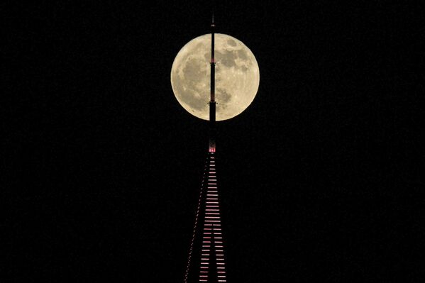 Суперлуние восходит над башней Бурдж-Халифа в Дубае, Объединенные Арабские Эмираты. - Sputnik Казахстан