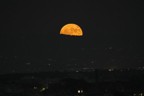 Суперлуна в ночном небе над Римом, Италия.  - Sputnik Казахстан