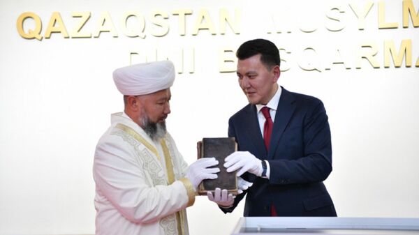 Государственный советник Ерлан Карин посетил муфтият и передал Коран Кенесары хана - Sputnik Казахстан