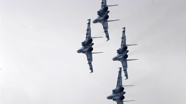 Группа высшего пилотажа Русские витязи на самолетах Су-35С  - Sputnik Казахстан