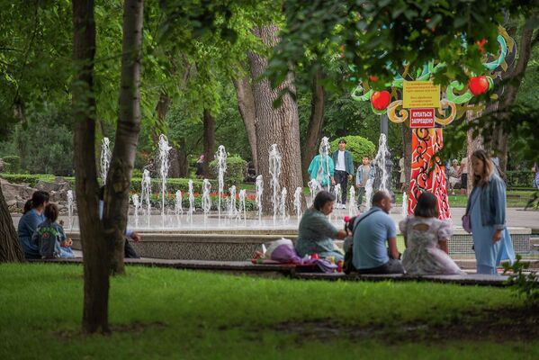 Помимо &quot;Нептуна&quot;, в Центральном парке культуры и отдыха есть еще несколько фонтанов в зеленых зонах, вокруг которых летом всегда многолюдно. - Sputnik Казахстан