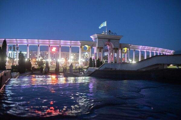 И даже когда на город опускается ночь, фонтаны остаются местом притяжения для жителей Алматы. - Sputnik Казахстан