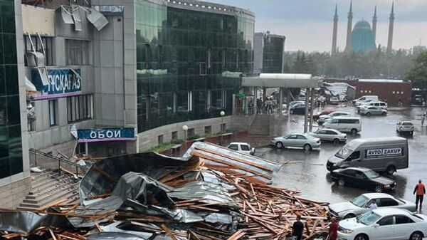 Ветром снесло крышу в торговом доме Павлодара, есть пострадавшие - Sputnik Казахстан
