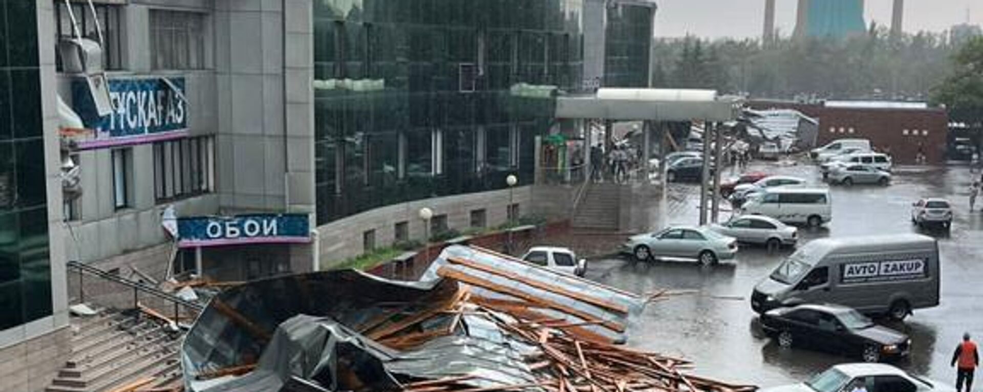 Ветром снесло крышу в торговом доме Павлодара, есть пострадавшие - Sputnik Казахстан, 1920, 07.07.2023