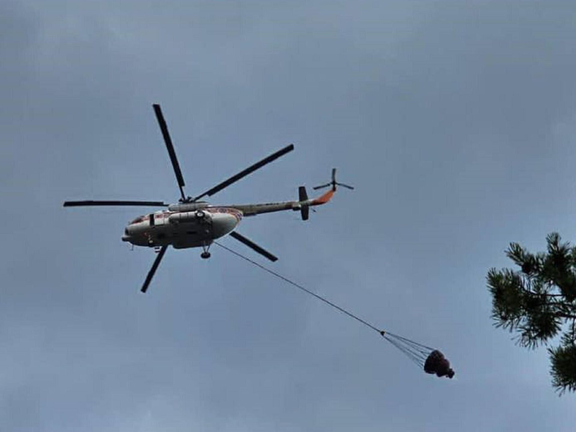 Казахстан август 2023. Вертолет "пожарный". Вертолет фото. Вертолет в озере. Вертолет тушит пожар.