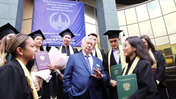 В казахстанском филиале МГУ выпускникам вручили дипломы - Sputnik Казахстан