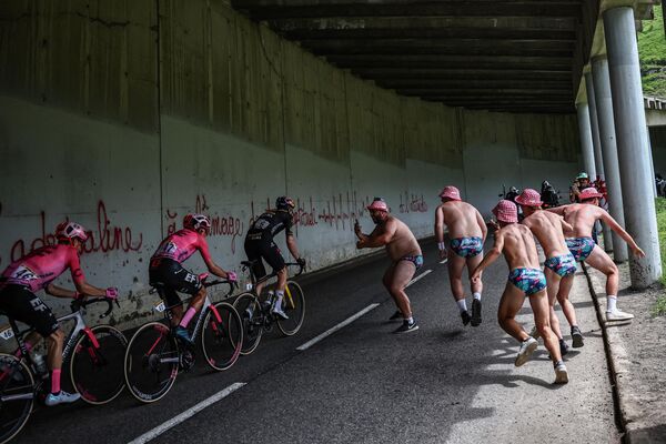 Полуодетые зрители бегут рядом с гонщиками во время 6-го этапа 110-й велогонки Тур де Франс, Франция.  - Sputnik Казахстан