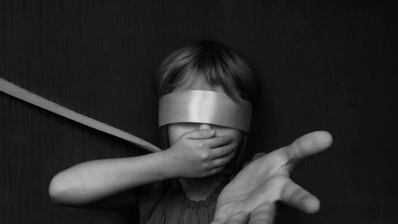 Қызды байлап, қинаған Қызды байлап, қинаған