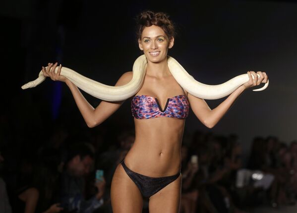 Девушка танцует с живой змеей во время модного показа в Майами-Бич, штат Флорида, США. - Sputnik Казахстан