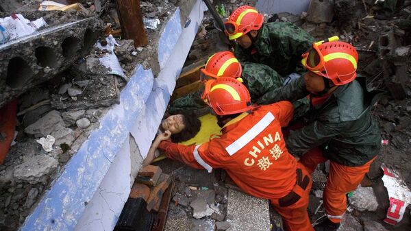 Спасатели вытаскивают человека из-под обломков в Китае - Sputnik Казахстан