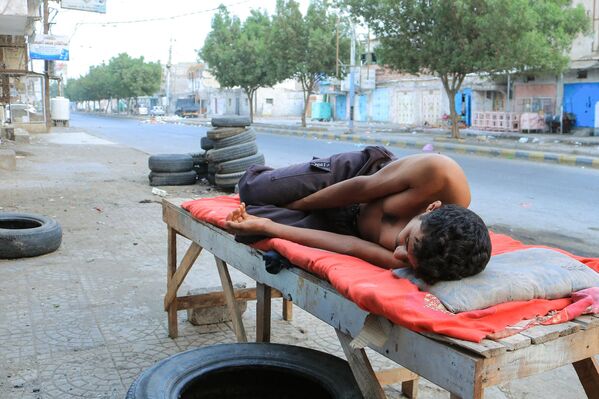 Мужчина спит на улице, вне своего дома, из-за сильной жары в йеменском портовом городе Ходейда на Красном море. - Sputnik Казахстан
