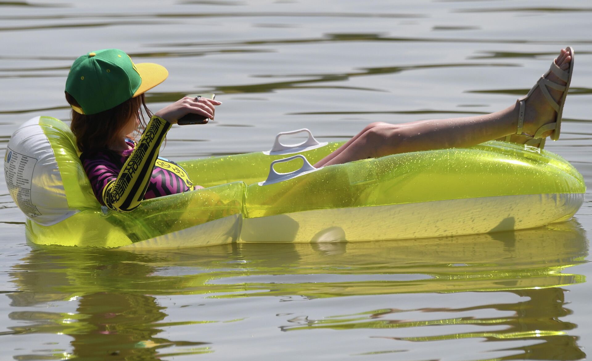 Девушка на надувном матрас - Sputnik Казахстан, 1920, 21.03.2026