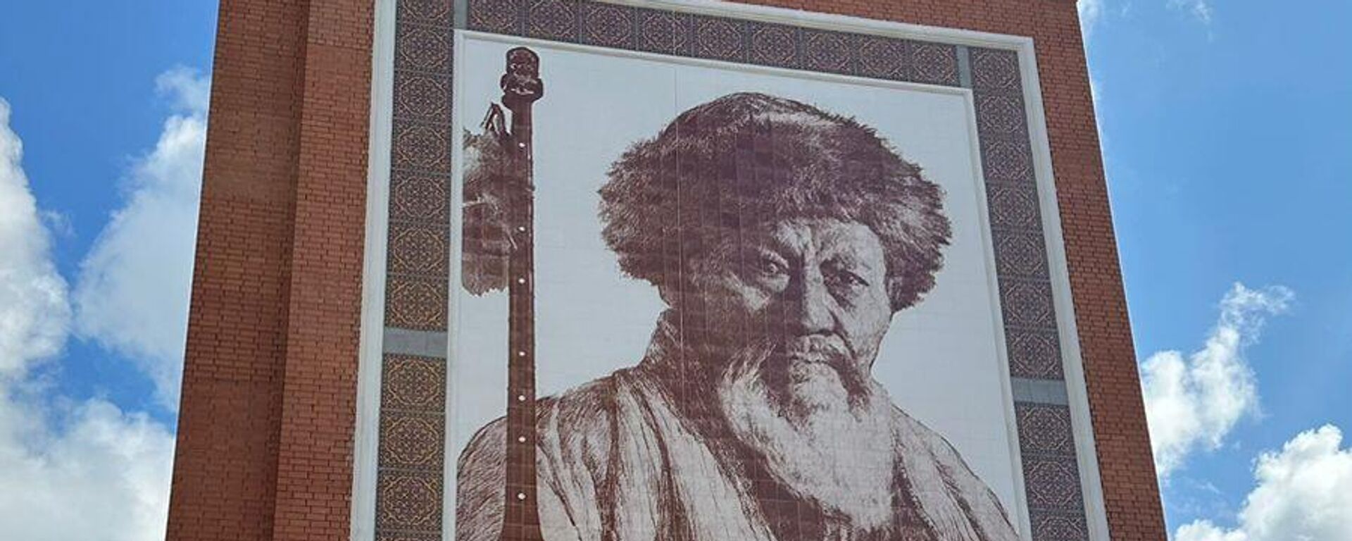 Огромный керамический мурал с изображением Жамбыла Жабаева в Петропавловске - Sputnik Казахстан, 1920, 25.07.2023