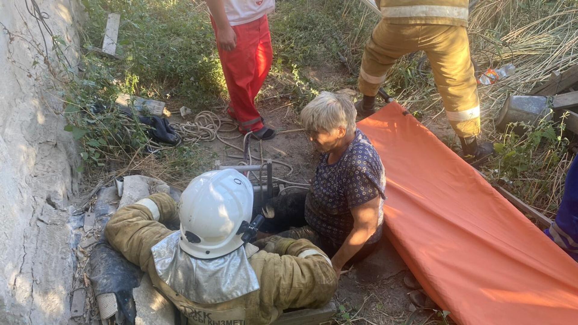 Бабушку из пятиметрового колодца вытащили спасатели в поселке Айтеке би - Sputnik Казахстан, 1920, 26.07.2023