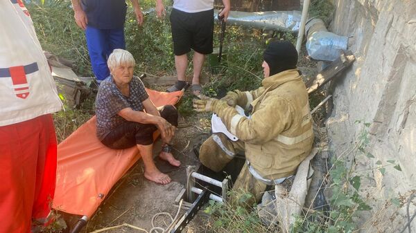 Бабушку из пятиметрового колодца вытащили спасатели в поселке Айтеке би - Sputnik Казахстан