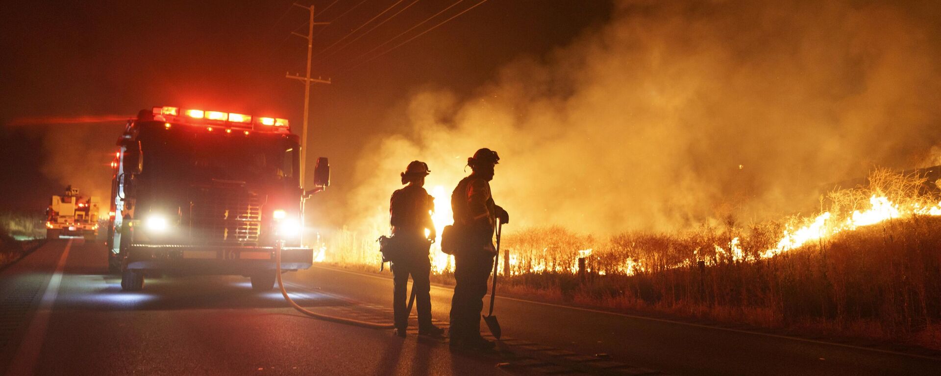 Пожарные наблюдают за пожаром, в Морено-Вэлли, Калифорния, США - Sputnik Қазақстан, 1920, 08.08.2023