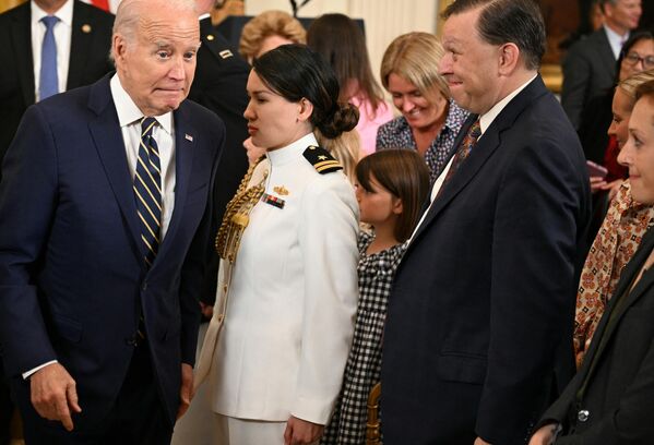 Президент США Джо Байден уходит после выступления в Вашингтоне, США. - Sputnik Казахстан