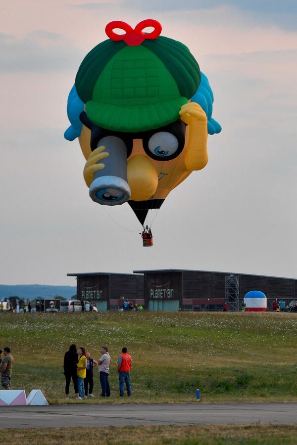 Воздушный шар взлетает с авиабазы Шамбли-Бюссьер, Франция. - Sputnik Казахстан