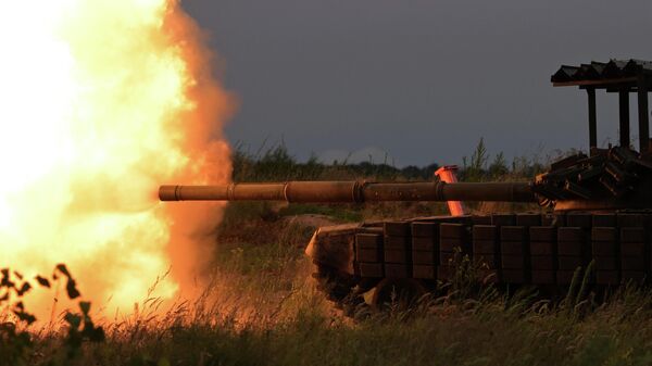 Танк ведёт огонь во время тренировки на одном из тыловых полигонов в зоне СВО - Sputnik Казахстан