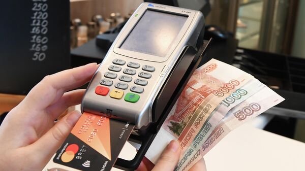 Терминал оплаты банковскими картами и денежные купюры - Sputnik Казахстан