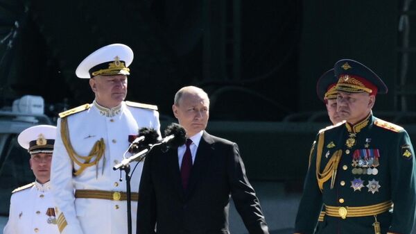 Президент РФ В. Путин принял Главный военно-морской парад - Sputnik Казахстан