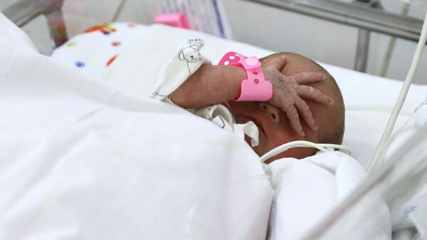 Младенец в отделении реанимации и интенсивной терапии новорожденных в перинатальном центре - Sputnik Казахстан