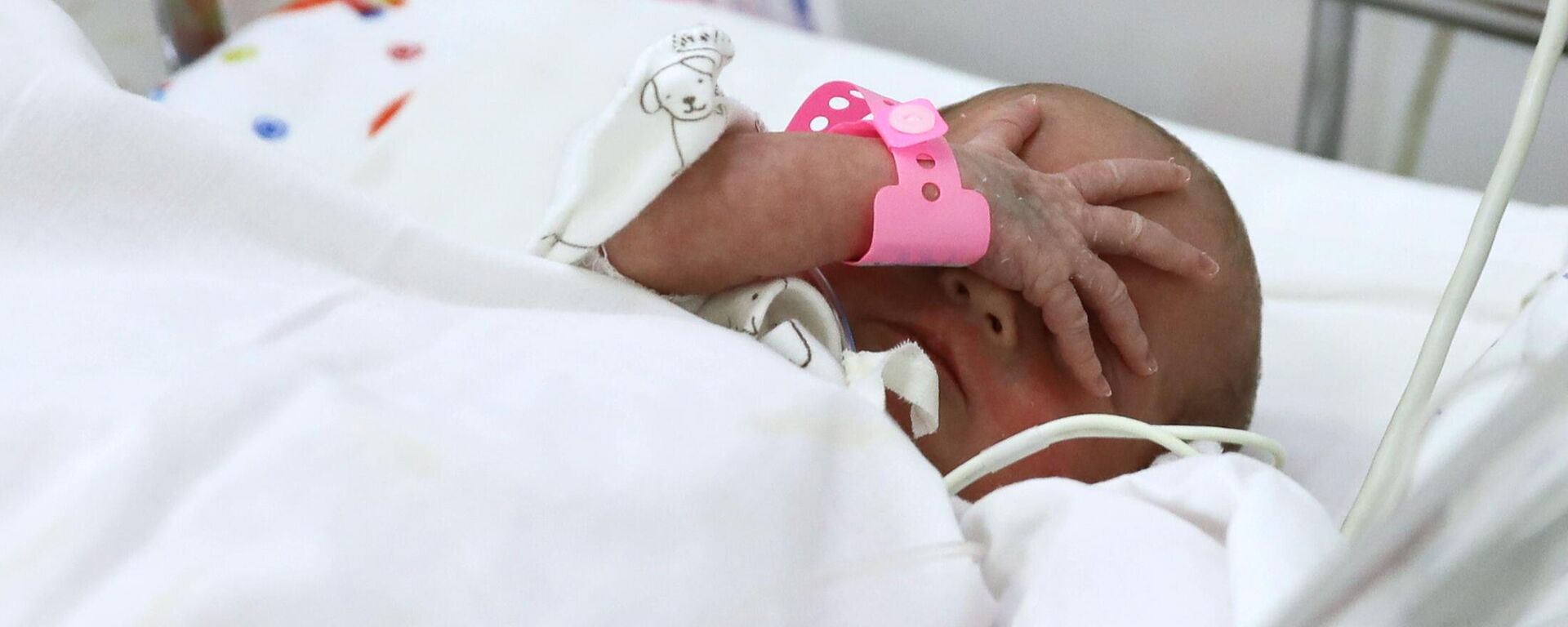 Перинаталдық орталықтың неонаталдық реанимация бөліміндегі нәресте - Sputnik Қазақстан, 1920, 17.11.2024