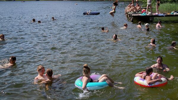 Дети купаются на озере  - Sputnik Казахстан