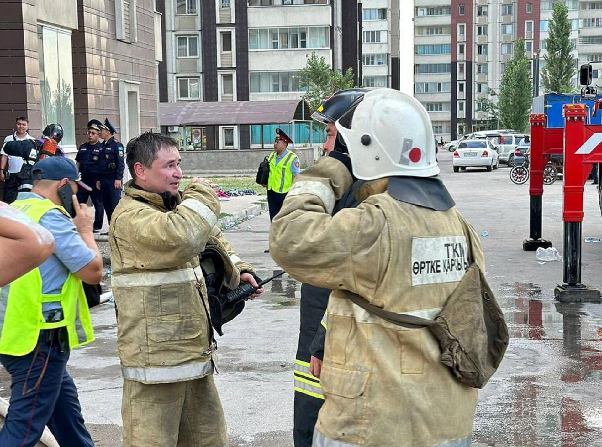 Пожарные борются с огнем в многоэтажке Алматы - Sputnik Казахстан, 1920, 01.08.2023