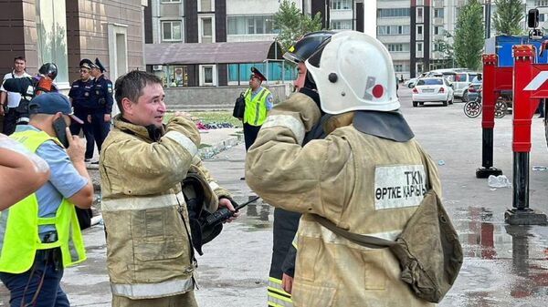 Пожарные борются с огнем в многоэтажке Алматы - Sputnik Казахстан