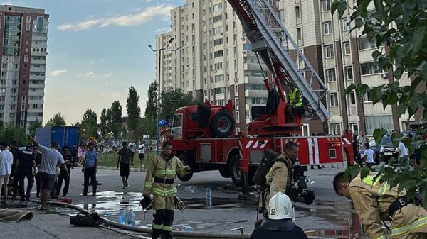 Пожарные борются с огнем в многоэтажке Алматы - Sputnik Қазақстан