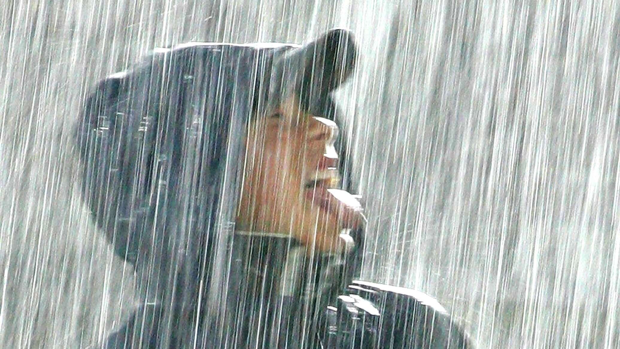 Дождь пародия. Промокла под дождем. Мокнуть под дождем. Человек промок под дождем. Под сильным дождем.