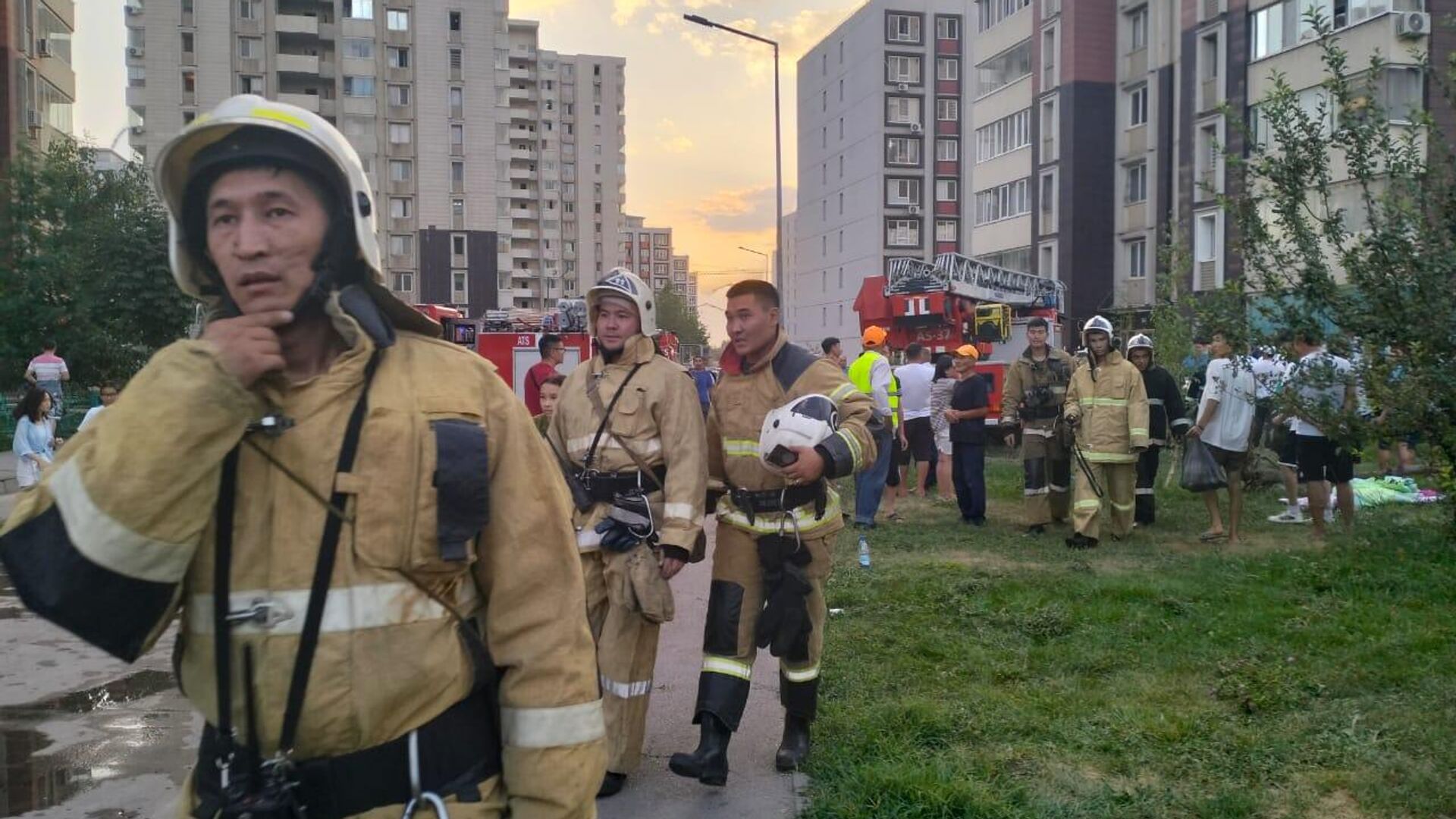 Эвакуировали 300 человек, 70 спасли - пожарные о борьбе с огнем в  многоэтажке Алматы - 01.08.2023, Sputnik Казахстан