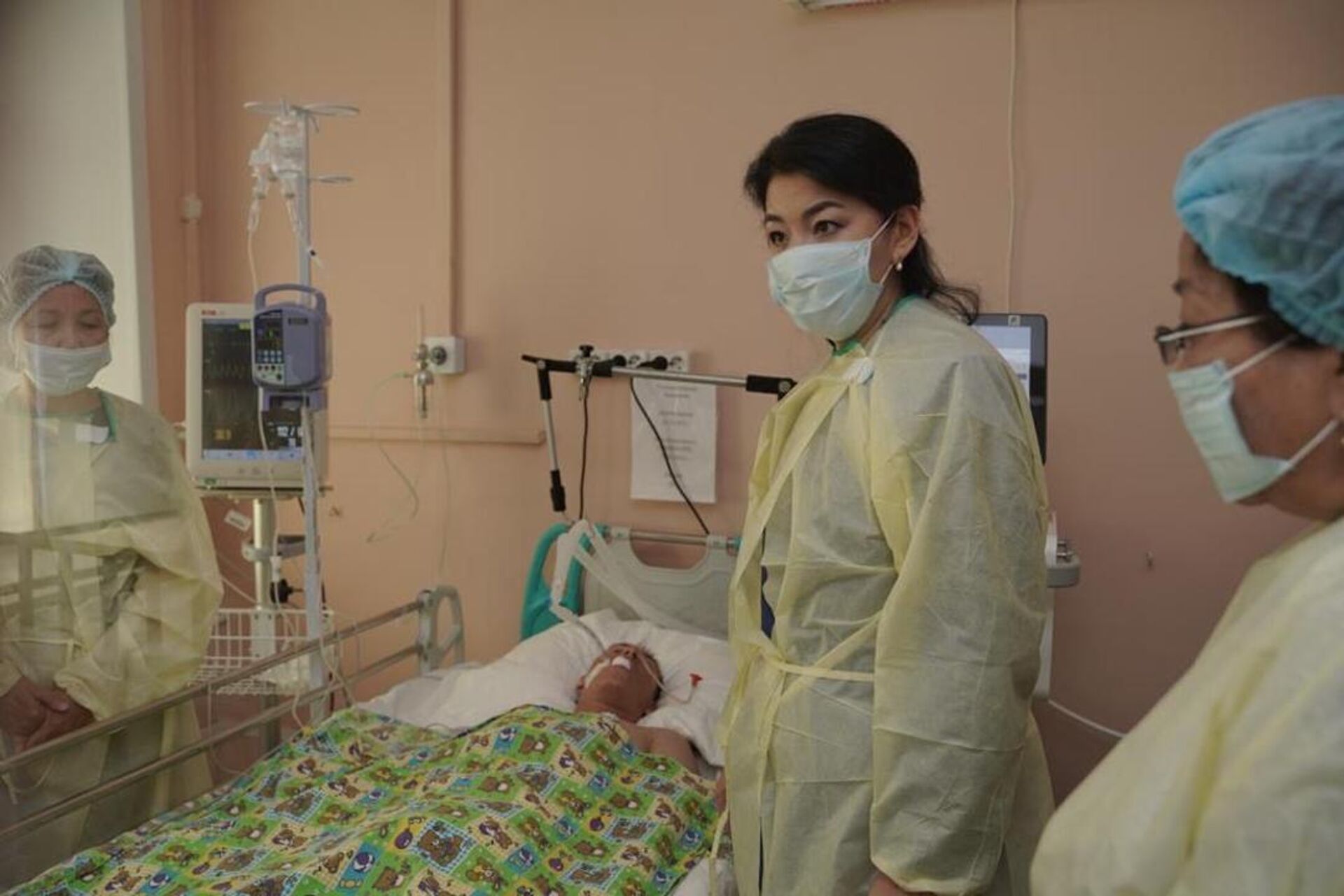 Ажар Гиният в Караганде посетила пострадавших от отравления детей в Инфекционном центре областной клинической  больницы - Sputnik Казахстан, 1920, 01.08.2023
