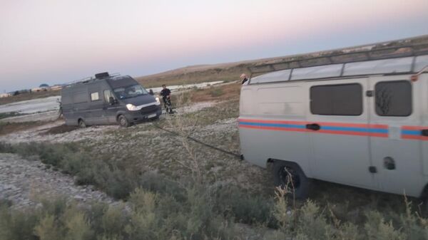 Иностранцев, которые путешествуют по Казахстану на микроавтобусе, пришлось выручать спасателям в Кызылординской области  - Sputnik Казахстан