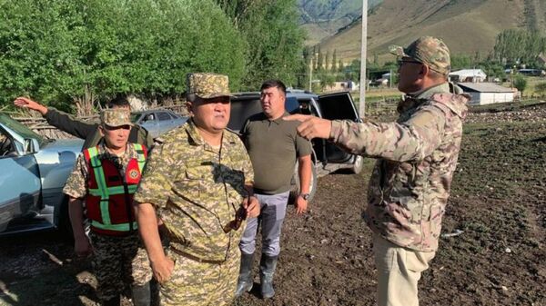 Спасатели и сотрудники службы Гражданской защиты прибыли в район, где сошли селевые потоки  - Sputnik Казахстан